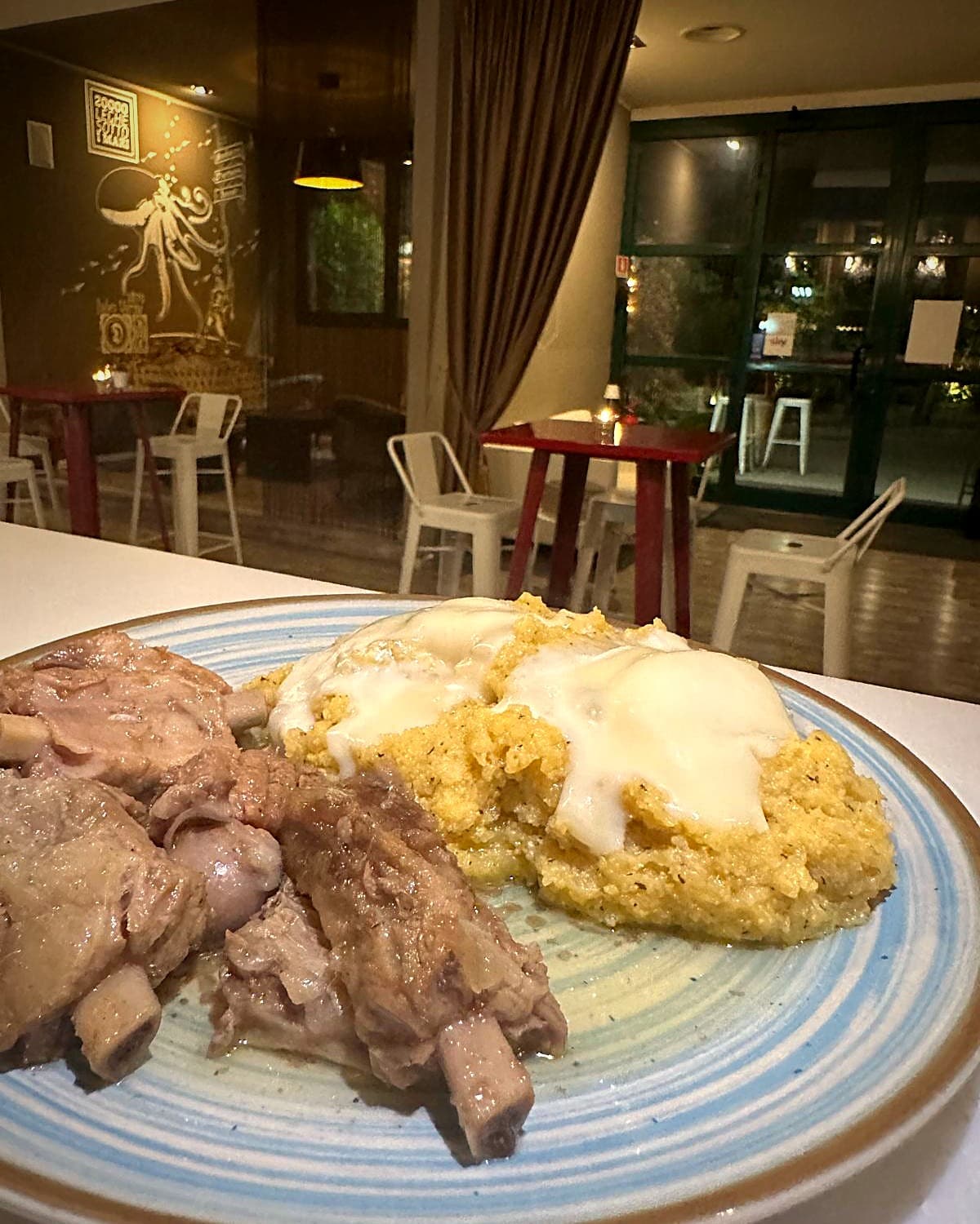 Foto di Polenta e gorgonzola DOP con costine di maiale al vino bianco